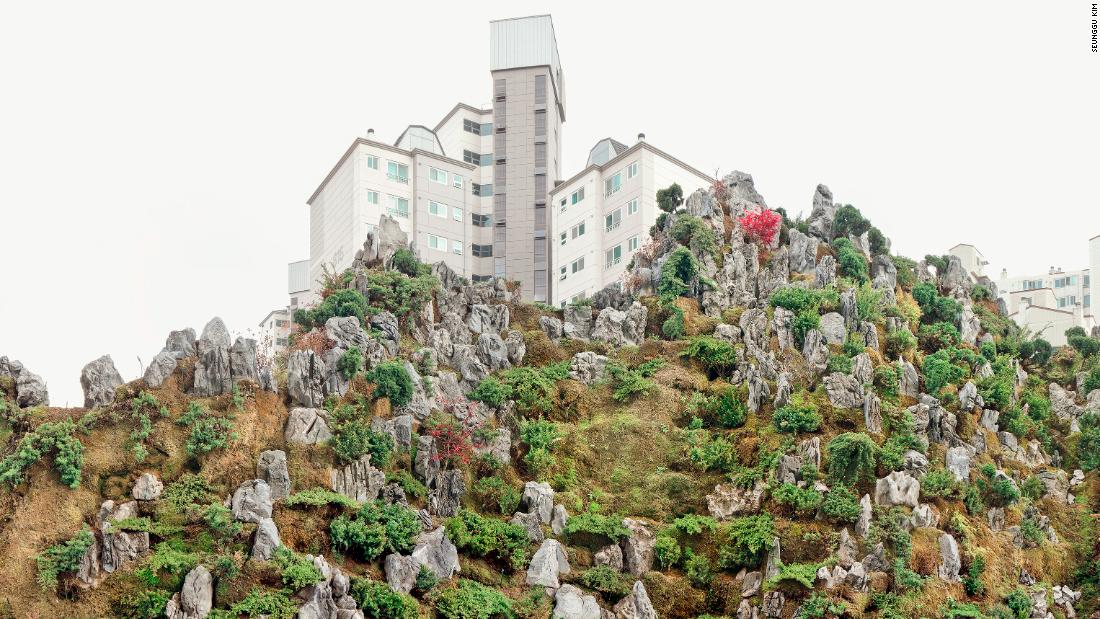 Photographer Seunggu Kim photographed Seoul's artificial 'mountains'

