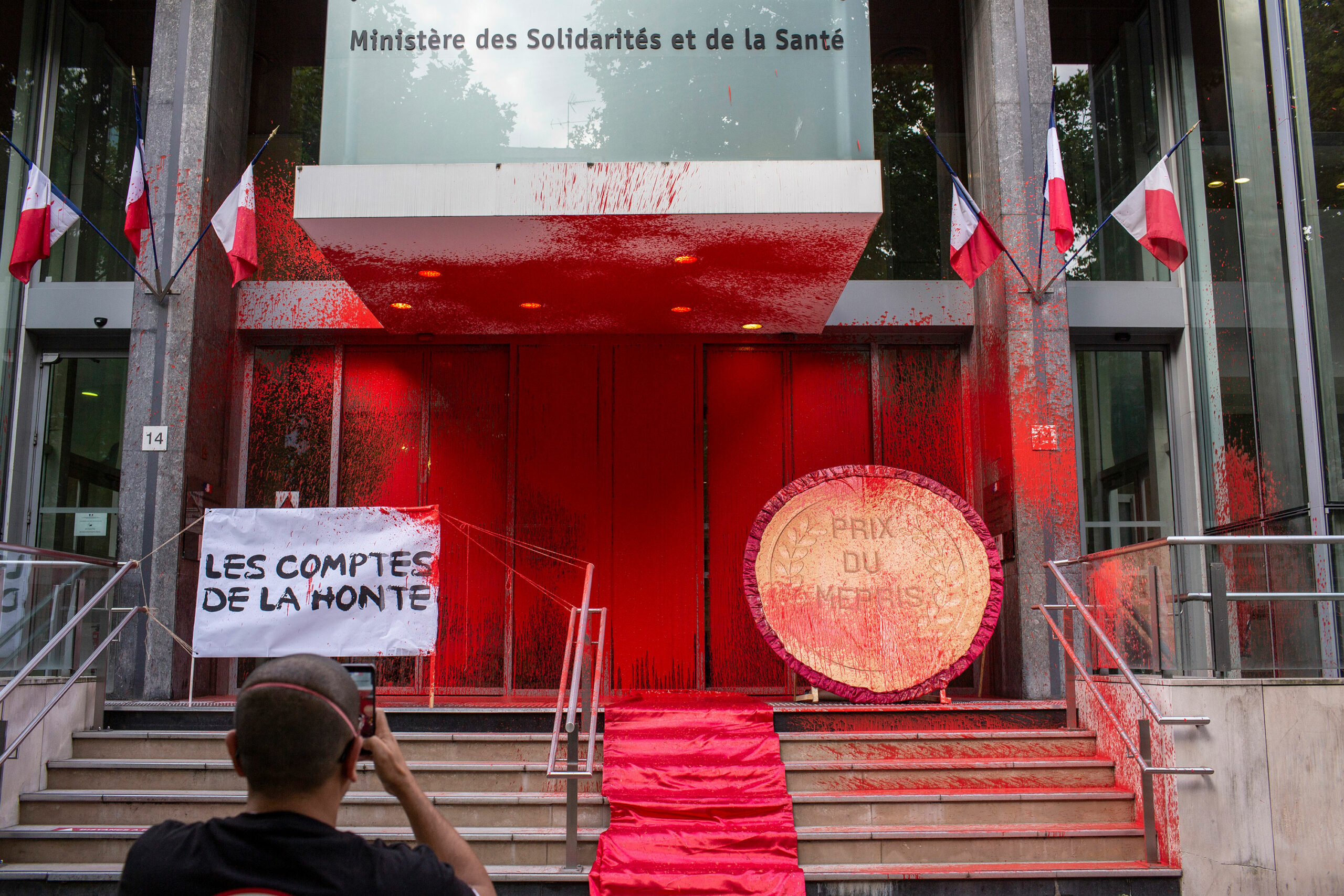The French Ministry of Health prevented coronavirus protesters with red paint
