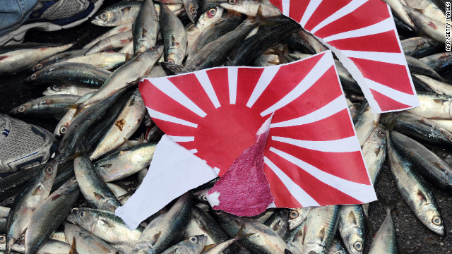 Separated Japanese rising sun & # 39; the flag was hoisted on a dead fish during a demonstration in Taipei on September 14, 2010, over the disputed Senkaku / Diaoyu Island chain.