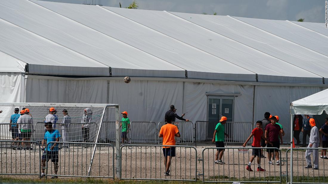 Judge rules that migrant children must be released in government detention centers because of coronavirus