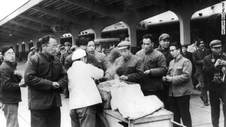 Chinese travelers buy breakfast from a street vendor at Chunghow train station in 1975. Prime Minister Li Keqiang has suggested that more street vendors could help fix the bloating crisis.