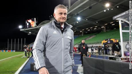 Solskjaer goes to their place before the match of the 16th round of the UEFA Europa League against LASK.