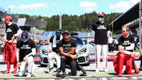 Lewis Hamilton kneels in front of the Austrian award, but six drivers chose not to kneel.