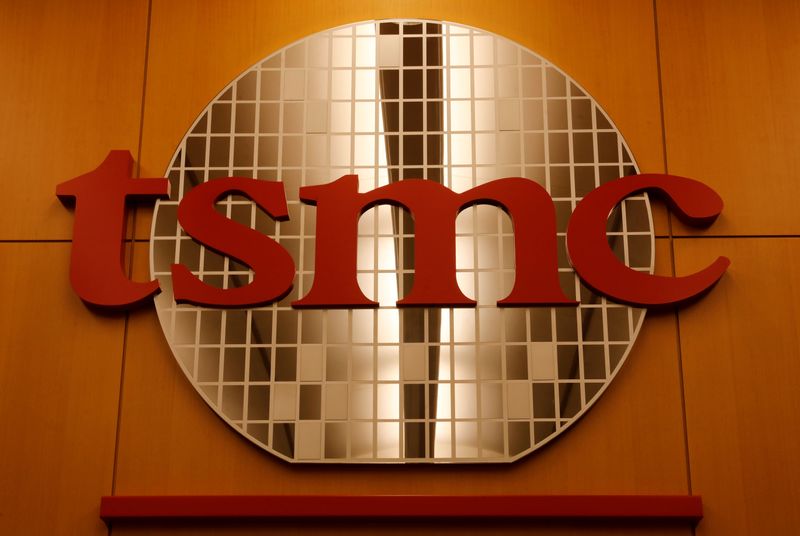 © Reuters. FILE PHOTO: A logo of Taiwan Semiconductor Manufacturing Co (TSMC) is seen at its headquarters in Hsinchu