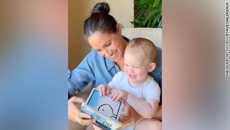 Meghan reads from & Duck! Rabbit & # 39 !; to celebrate the first birthday of his son Archie