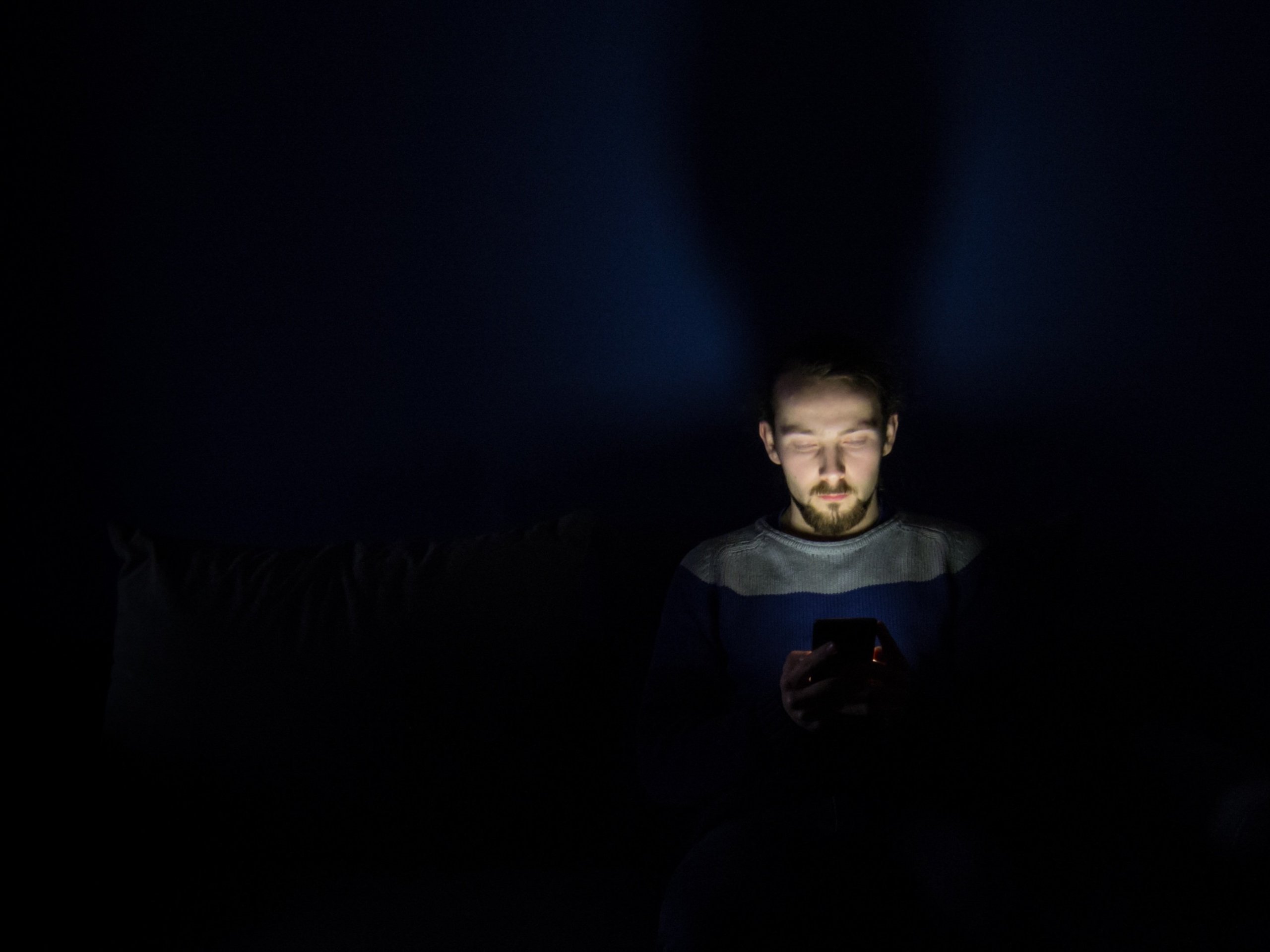 Analyze: Sperm good quality even worse in males who use smartphones, tablets late at night time