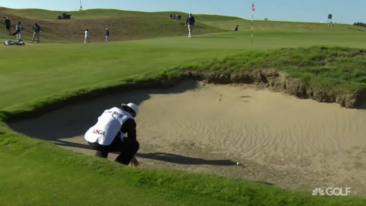 U.S. Amateur: Segundo Oliva Pinto loses just after caddie touches sand (video clip)