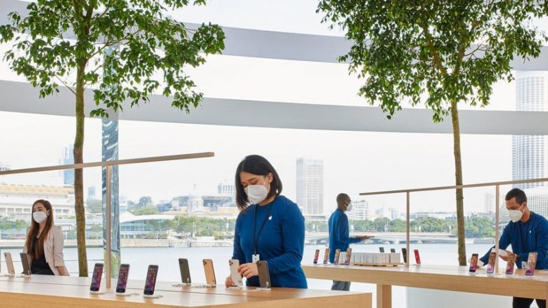 Apple designs the face mask with a "unique" look for retail employees

