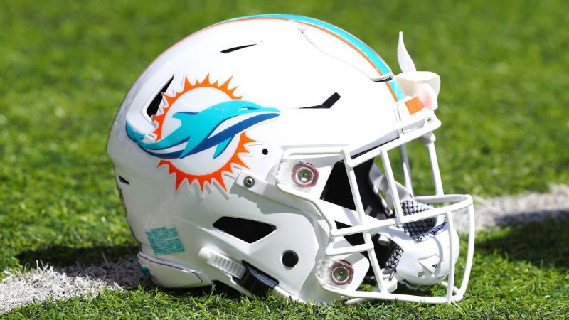 Miami Dolphins, offended by "empty nods", for staying indoors during both hymns

