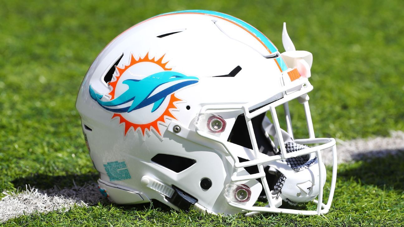 Miami Dolphins, offended by “empty nods”, for staying indoors during both hymns