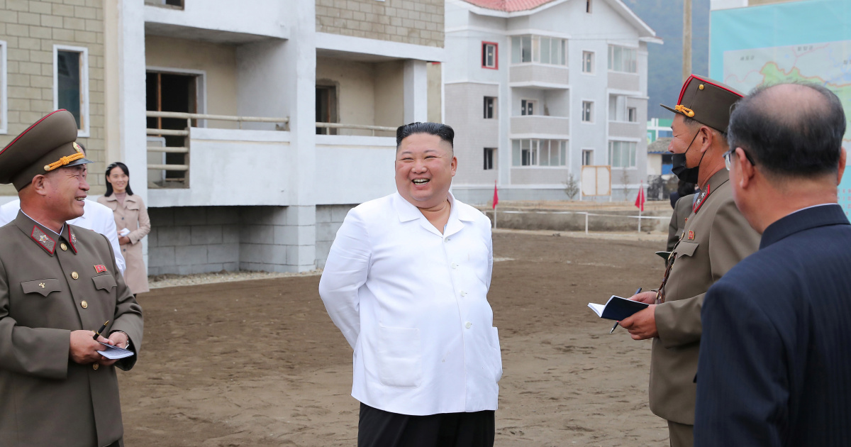 North Korean leader Kim Jong Un and his sister visit the flooded village |  North Korea