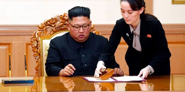 <br /></noscript> Kim Yo Jong, right, helps her brother, North Korean leader Kim Jong Un, sign a joint statement following the summit with South Korean President Moon Jae-in at the Paekhwawon State Guesthouse in Pyongyang, North Korea, on September 19, 2018. (Associated Press)”/></source></source></picture></div>
<div class=