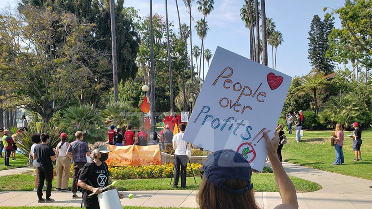 Anti-Amazon protest in Los Angeles, activists walk to Jeff Bezos’ home