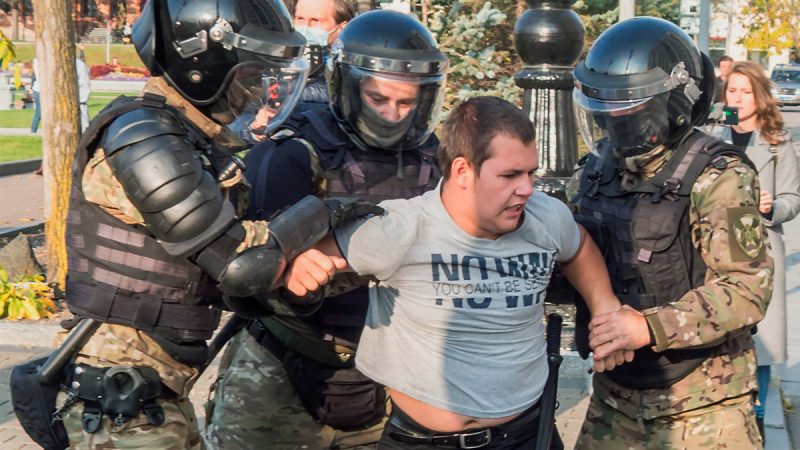 Russian police attack anti-Putin protests in the Far East

