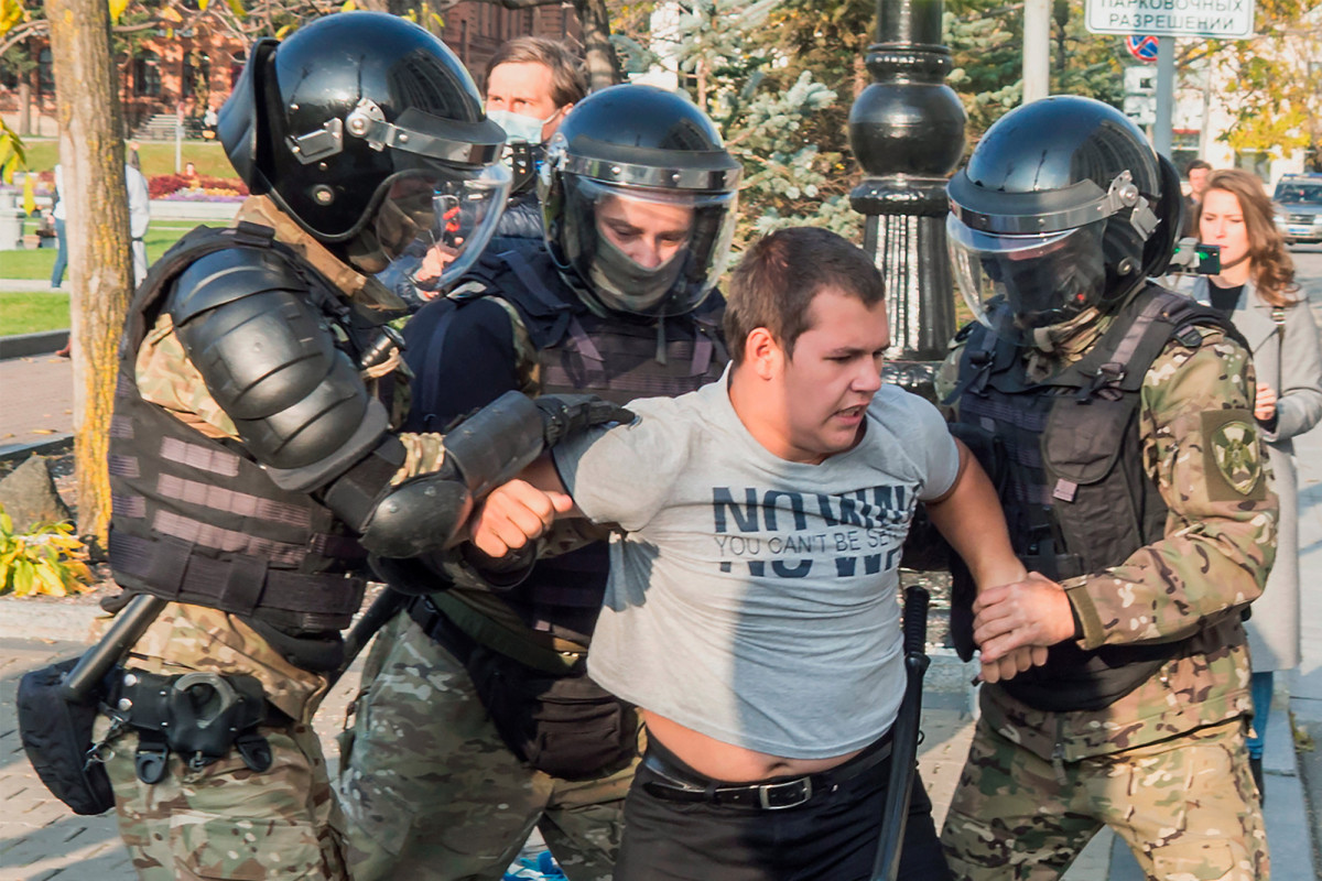 Russian police attack anti-Putin protests in the Far East