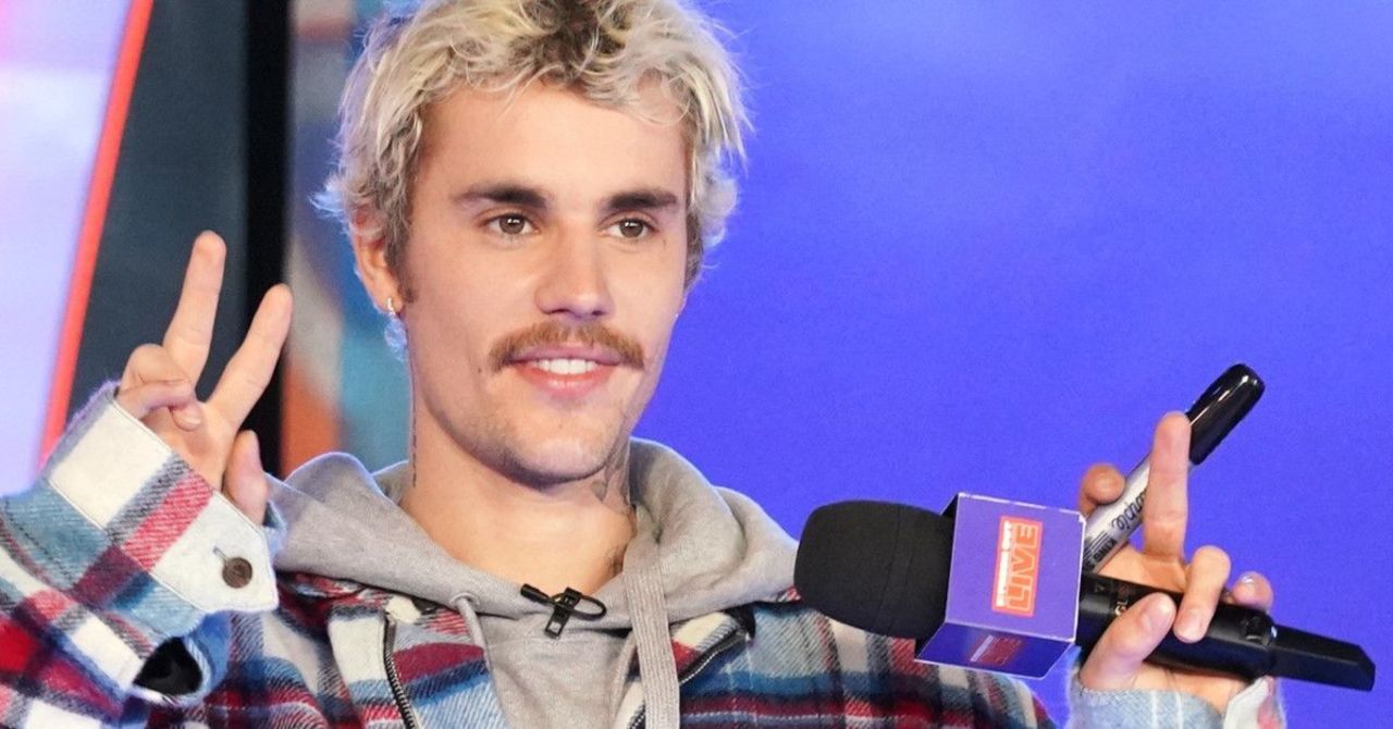 The live Saturday Night show conceals Justin Bieber’s smile