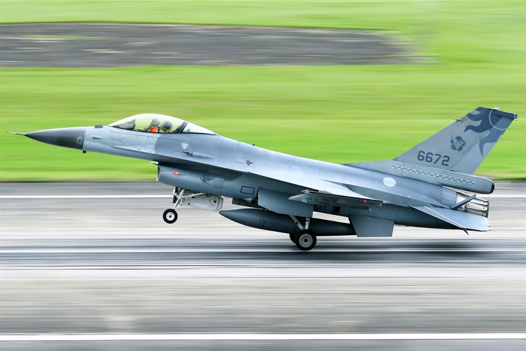 The F-16 fighter jet takes off from Hualien Air Base on Tuesday (Photo courtesy of a private contributor)