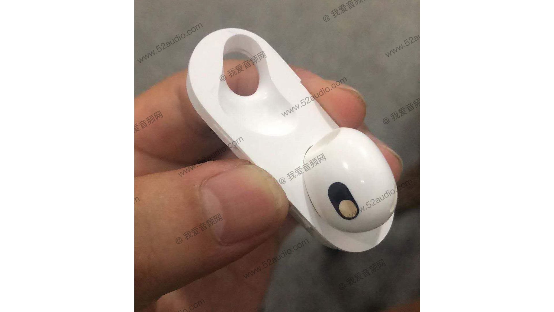 The alleged AirPods 3 parts photo shows a design inspired by AirPods Pro