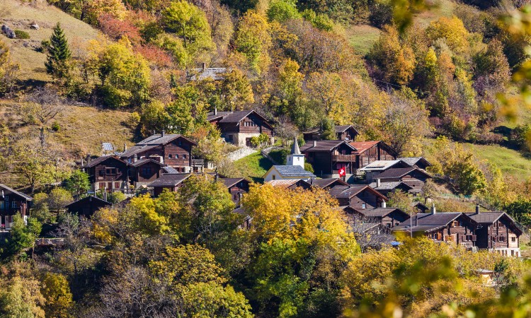 Switzerland offers $ 70,000 to live in Albinen with your family