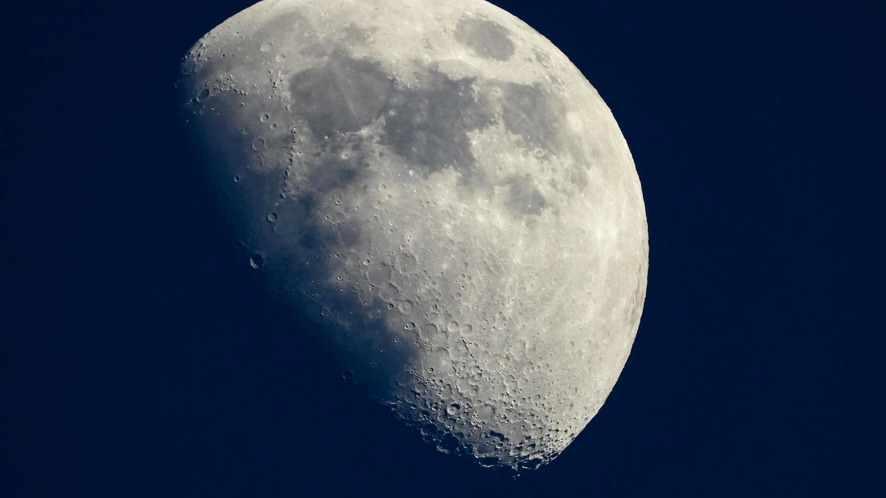 NASA buys moon dust for $ 1