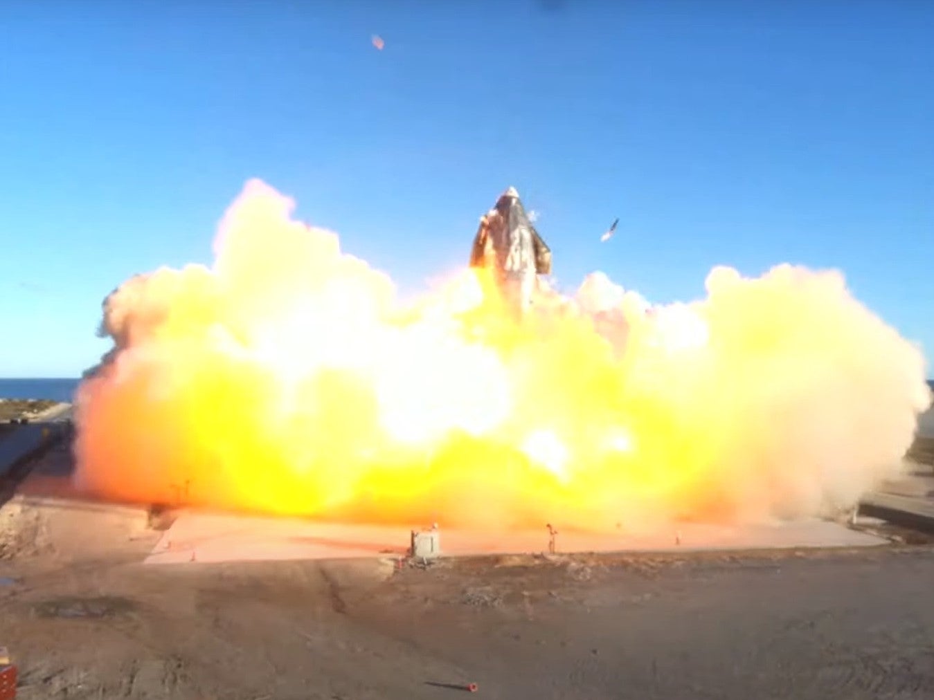 SpaceX Starship crashes in a huge blast of fireball