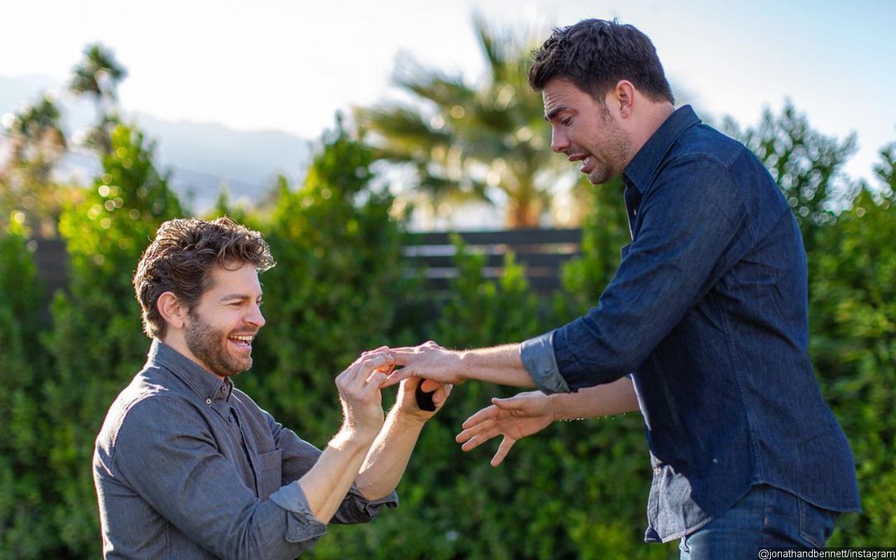 Star Jonathan Bennett in ‘Girls in the Middle’ sings by BF Jaymes Vaughan in a romantic proposal