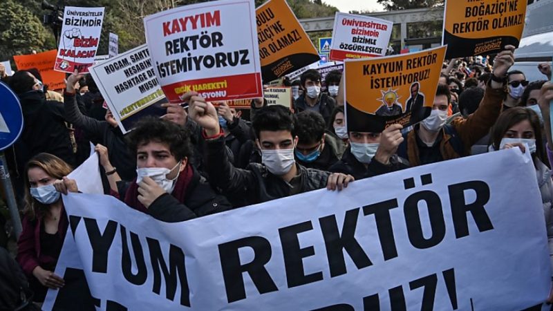 Arrests after student protests in Istanbul

