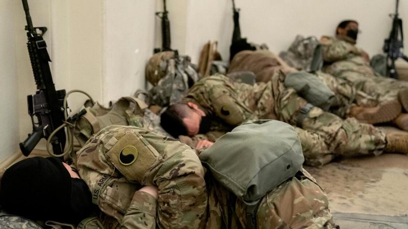 Unusual photos from the U.S. Parliament: The Army is asleep on the Capitol

