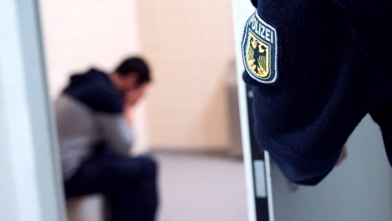 Federal Police seize smugglers: 23 people brought to Bavaria "in a closed place"

