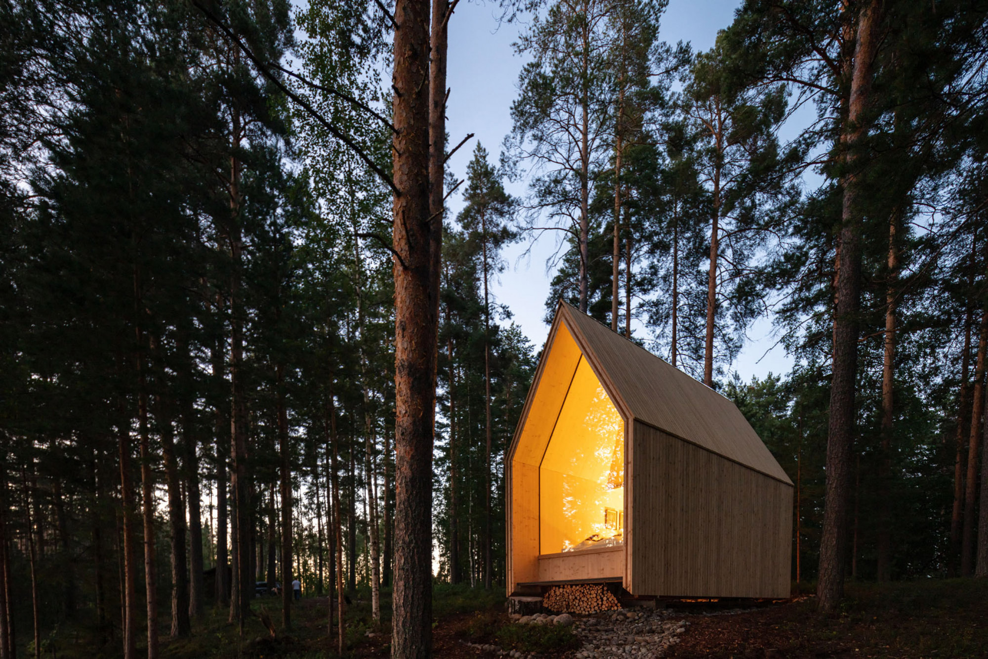 A stunning little log cabin in the shape of a church on the banks of Finland’s largest lake – Idealista / news