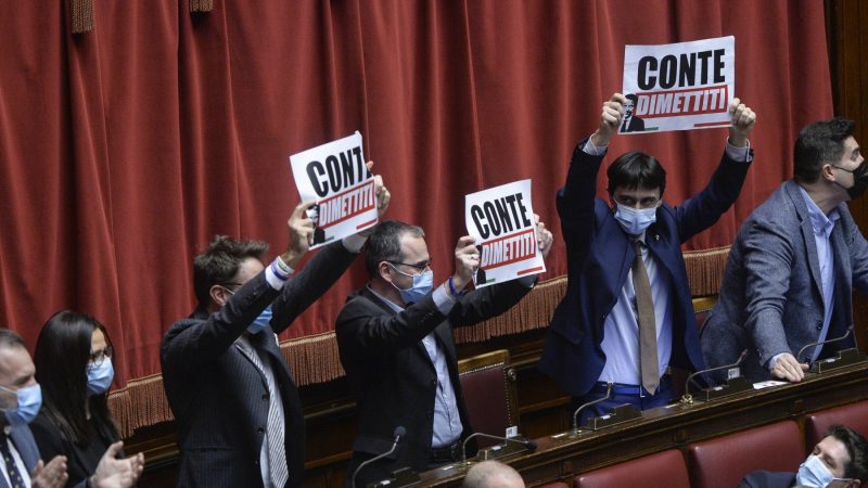   Government crisis, count in the classroom.  Center-right shouts: "Mastela! Mastela!"  Meloni: "Enough Barbatrucci."

