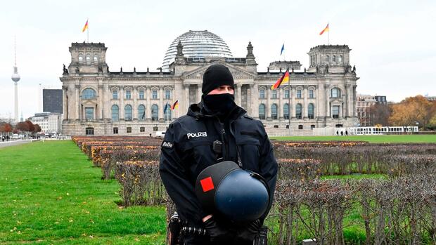 The police reinforce the forces in the Reichstag