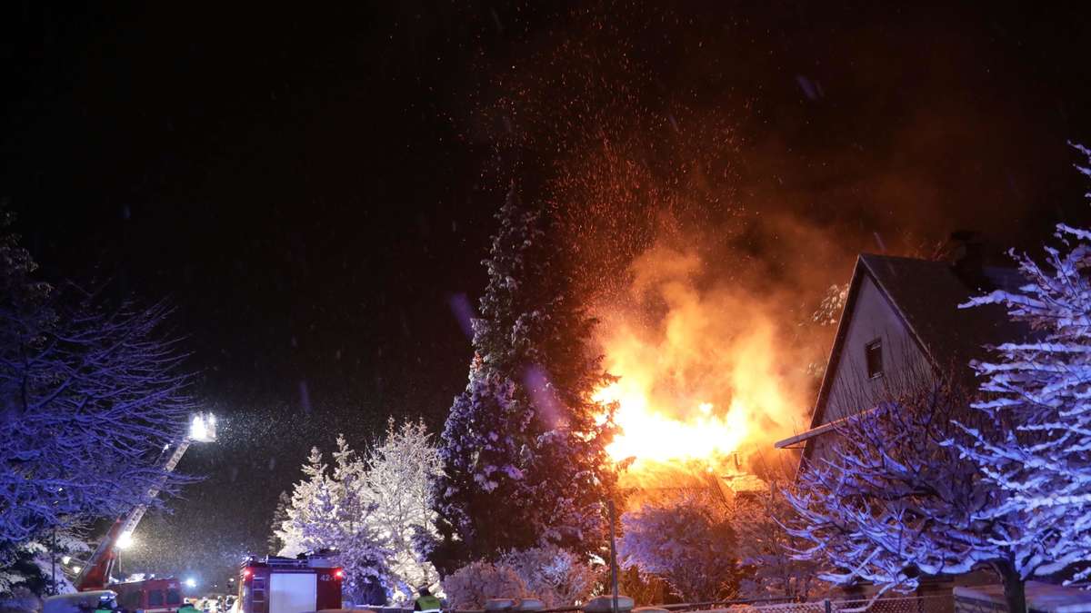 The roof structure is completely destroyed: a fire in Waldkribburg keeps emergency services at a standstill