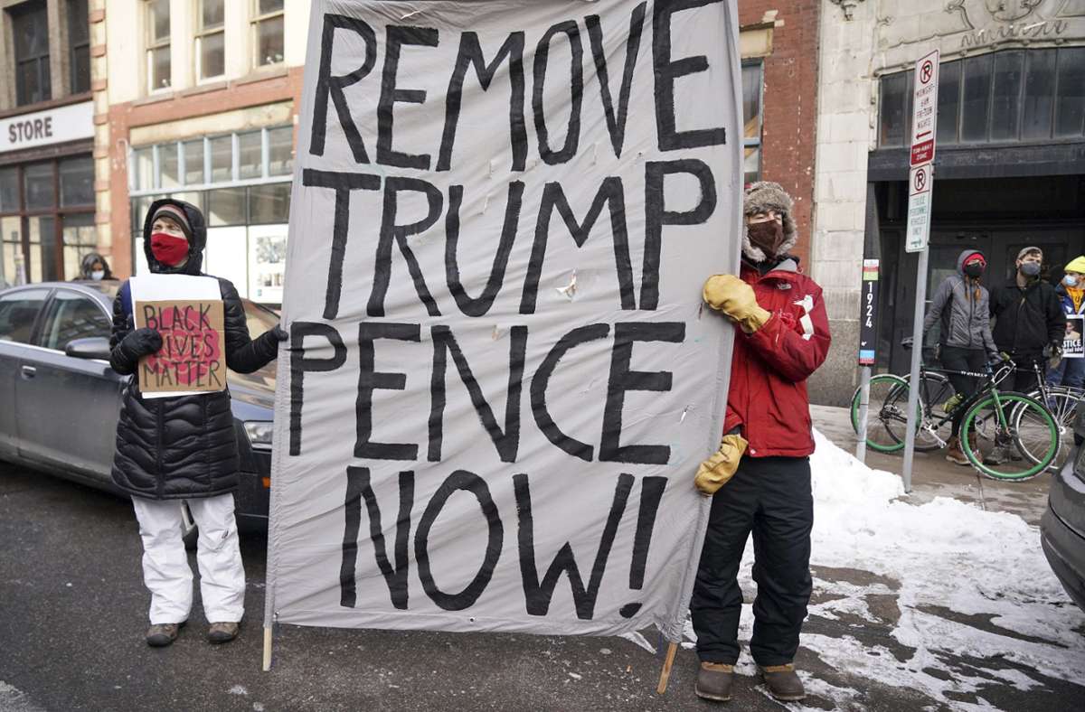 The demonstrators are calling for the removal of Donald Trump.  Photo: dpa / Anthony Souffle