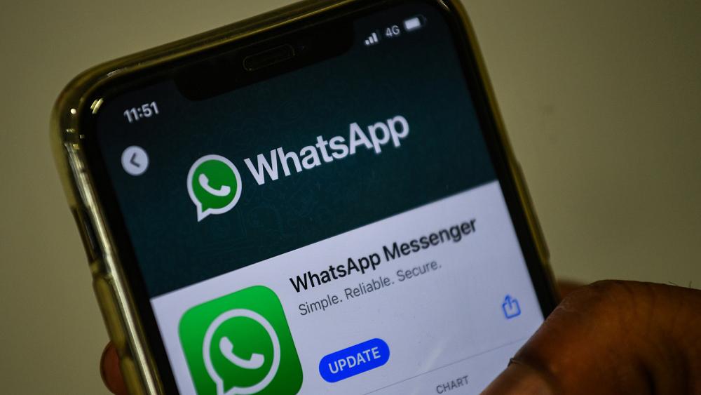 What is the Signal application that users flock to download as an alternative to WhatsApp?