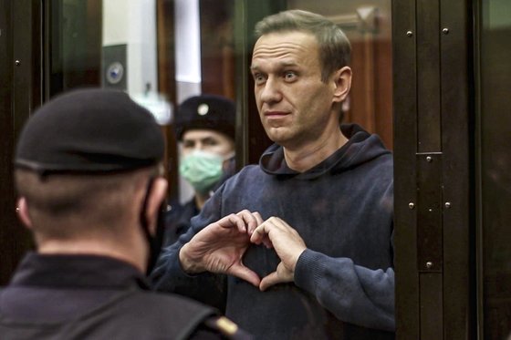 Alexei Navalny handcraft a heart shape in a Moscow court.  He was sentenced to three years and six months in prison. [AP=연합뉴스]