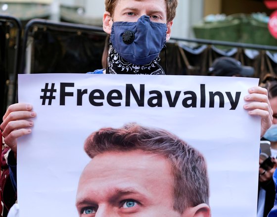미국에서 러시아 야권 운동가 알렉세이 나발니 석방 운동이 벌어졌다. 캘리포니아에서 한 시위자가 "나발니를 석방하라"라는 문구가 쓰여진 나발니의 사진을 들고 있는 모습. [로이터=연합뉴스]