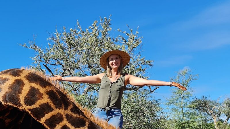   Powerful pics: The huntress shows a giraffe's heart in the pictures;  It causes anger

