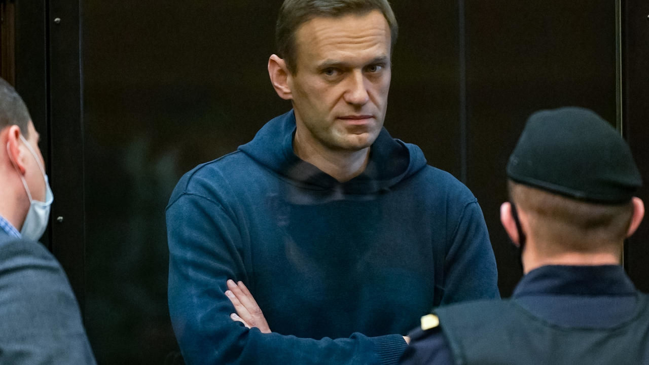 A Moscow court orders the imprisonment of opponent Alexei Navalny for three and a half years