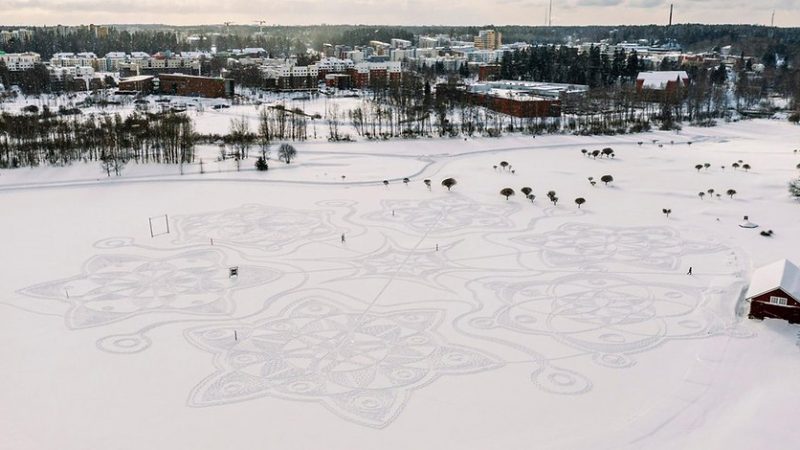 Finland: Artists paint a huge snow mandala

