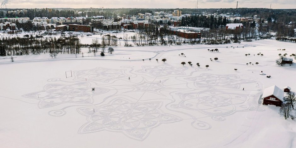 Finland: Artists paint a huge snow mandala