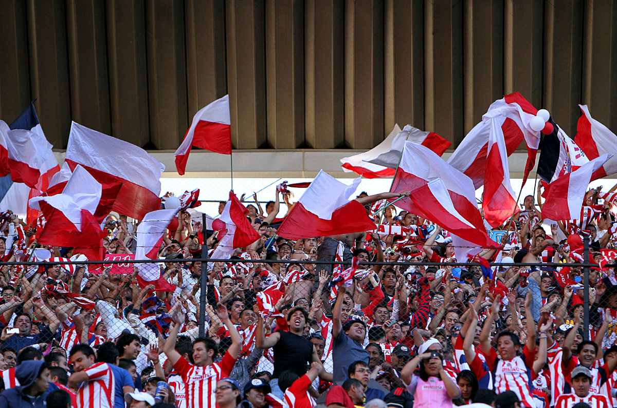 Mexican fans surprise Chivas youth team with a club in Australia (video)