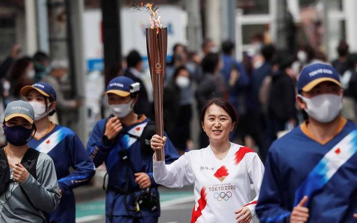 Junko Ito porta la antorcha olímpica en el segundo día de recorrido en Fukushima, Japón (Reuters)
