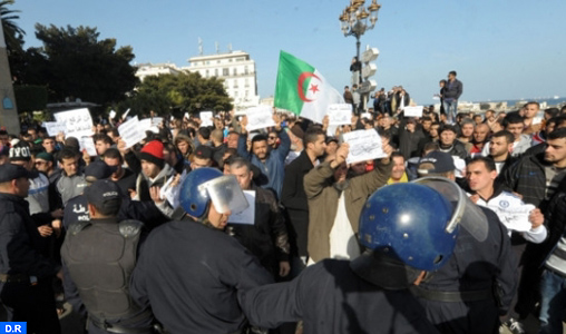 Des centaines d’étudiants marchent dans les rues d’Alger pour réclamer un changement radical du régime