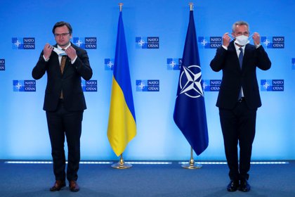 NATO Secretary General Jens Stoltenberg and Ukrainian Foreign Minister Dmytro Koliba.  Photo: Francisco Seco / via REUTERS REFILE