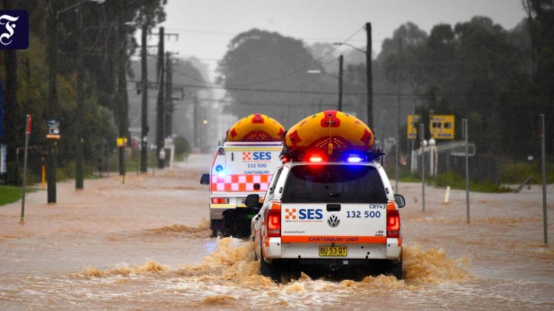 Hundreds of people flee floods in Australia

