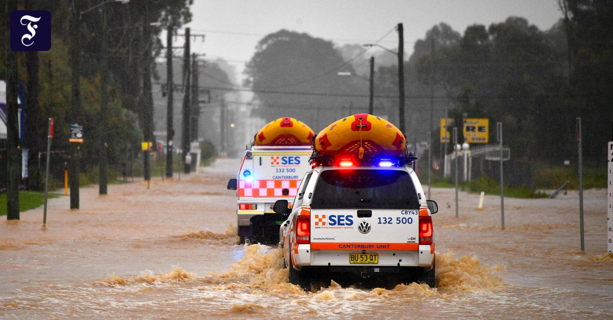 Hundreds of people flee floods in Australia