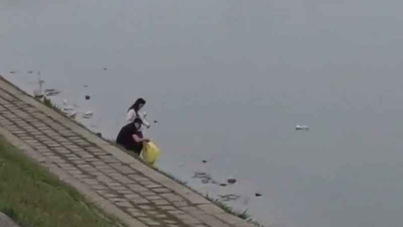   "Is this a hidden camera?"  People watch in disbelief what the couple is doing on the dock of Novi Sad

