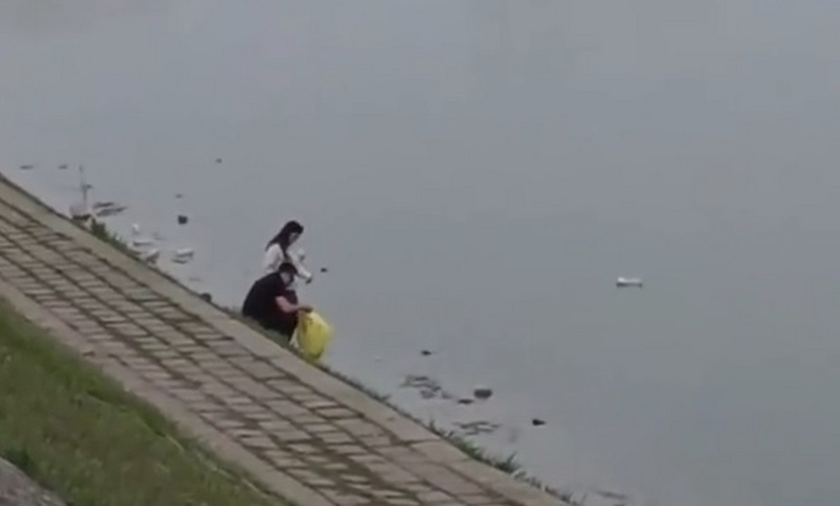 “Is this a hidden camera?”  People watch in disbelief what the couple is doing on the dock of Novi Sad