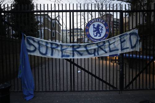 “Súper codicia” decía una manta que los aficionados del Chelsea colocaron en una entrada del estadio Stamford Bridge, casa de los Blues. Los hinchas protestaron muy enfadados antes de que se hiciera oficial la salida de los equipos ingleses de la Superliga.